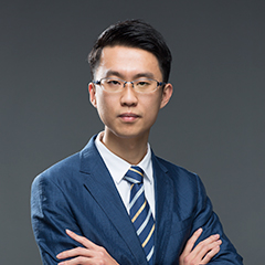 何純律師